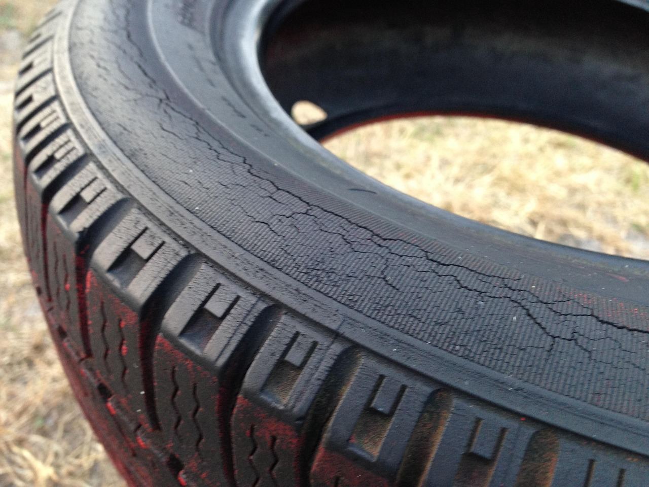 Mobile tire technician changing a flat tire on US‑1 in Miami‑Dade