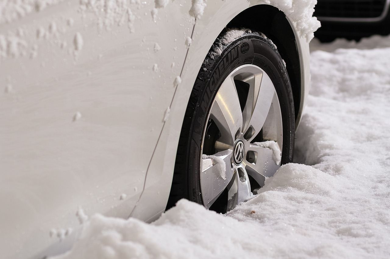 Miami-Dade flat tire service technician